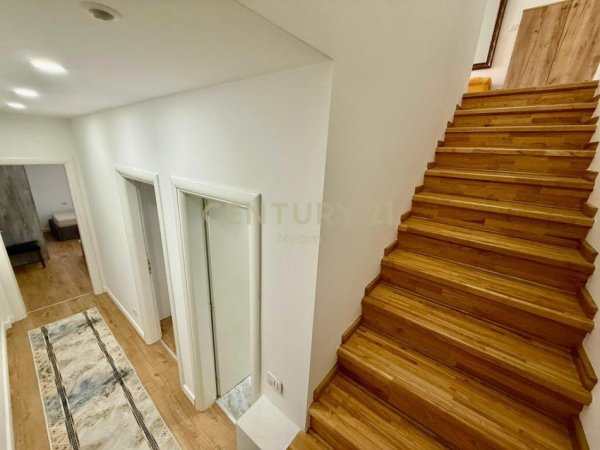 Tirane, jepet me qera apartament duplex 2+1+Aneks+Ballkon Kati 1, 140 m² 1.100 € 