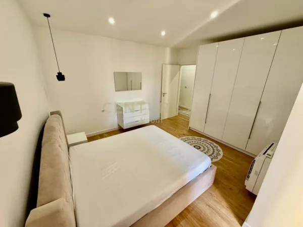 Tirane, jepet me qera apartament duplex 2+1+Aneks+Ballkon Kati 1, 140 m² 1.100 € 