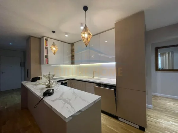 Tirane, shitet apartament 3+1+Ballkon Kati 3, 130 m² 390.000 € (Rruga e Elbasanit)