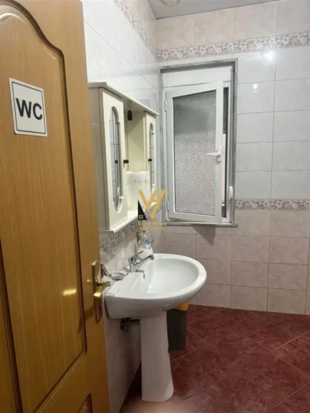 Tirane, jepet me qera zyre Kati 4, 65 m² 1.500 € (BLLOK)