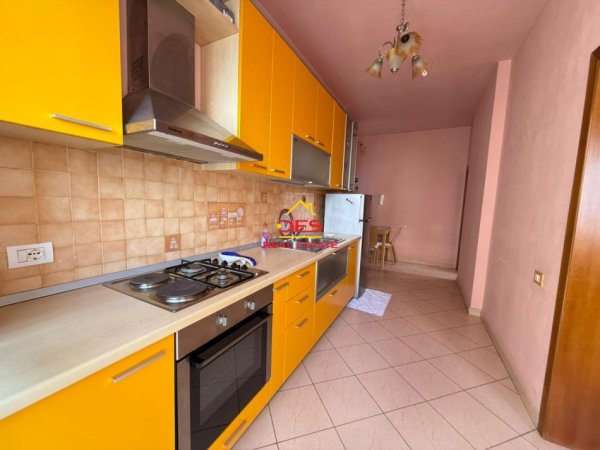 Vlore, jepet me qera apartament 1+1+Ballkon Kati 4, 70 m² 350 € (Lungomare)