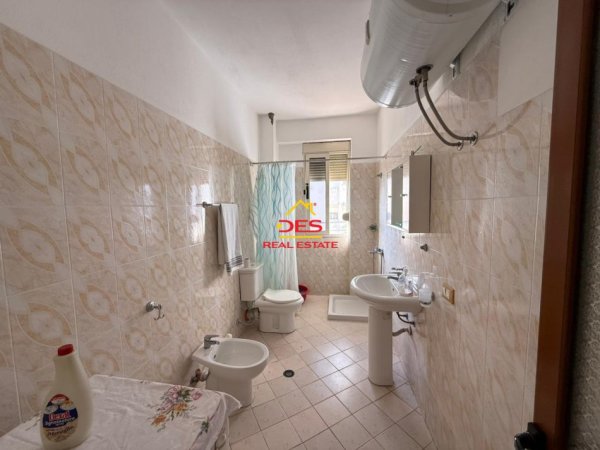 Vlore, jepet me qera apartament 1+1+Ballkon Kati 4, 70 m² 350 € (Lungomare)