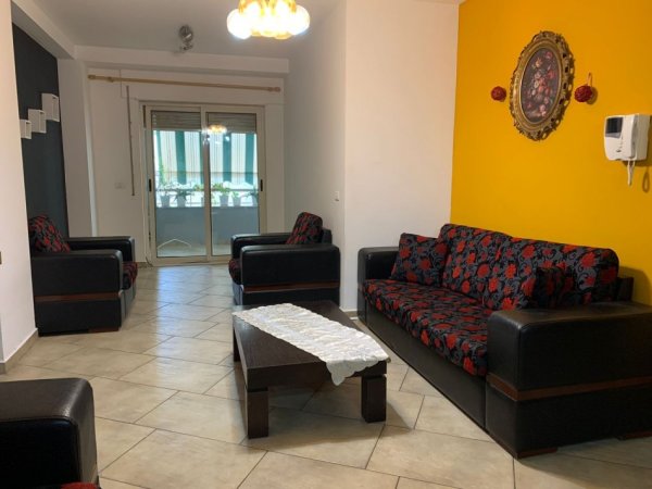 Tirane, jepet me qera apartament 1+1 , 65 m² 650 € (Rruga Fortuzi)