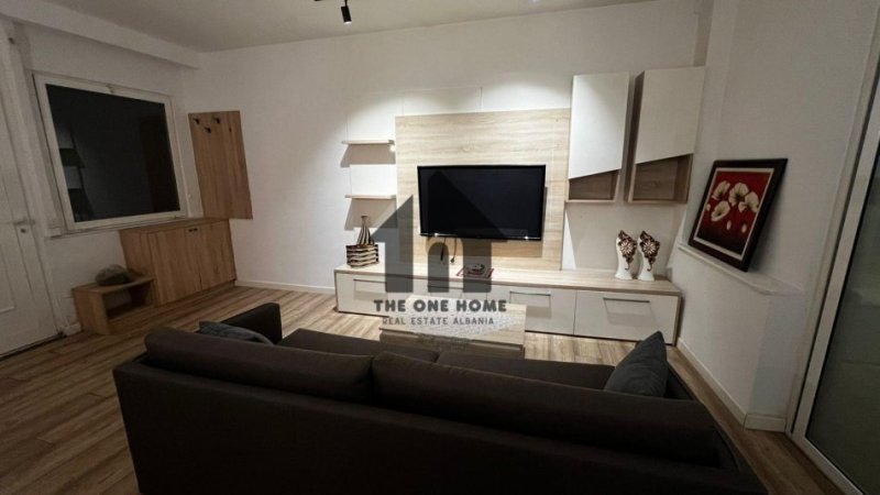 Tirane, jepet me qera apartament 1+1+Ballkon Kati 2, 70 m² 500 € (Rruga Barrikadave)