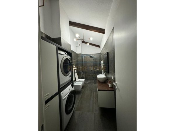 Tirane, jepet me qera apartament 3+1+Ballkon Kati 3, 113 m² 2.200 € (TEG)