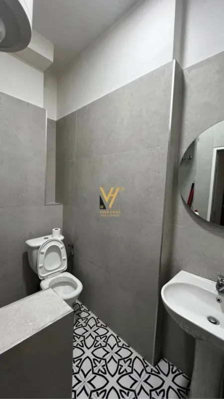 Tirane, jepet me qera apartament 1+1+Ballkon Kati 1, 60 m² 500 € (BARRIKADA)