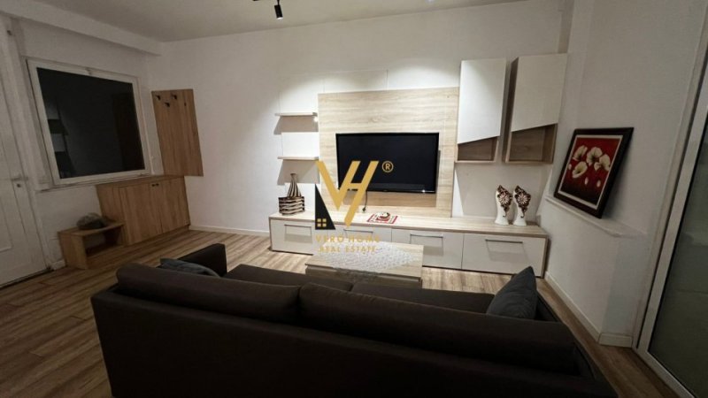 Tirane, jepet me qera apartament 1+1+Ballkon Kati 1, 60 m² 500 € (BARRIKADA)