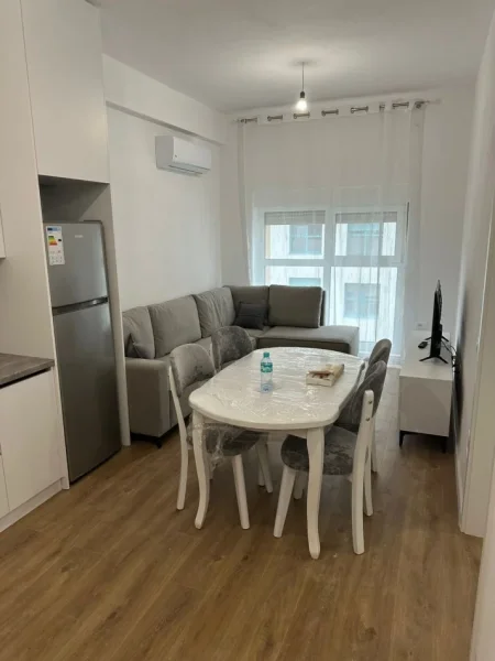 Tirane, jepet me qera apartament 1+1+Ballkon Kati 8, 80 m² 420 € (Ali Demi)