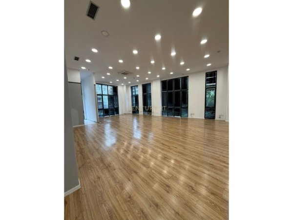 Tirane, jepet me qera ambjent biznesi Kati 1, 160 m² 2.900 € (Park Gate)