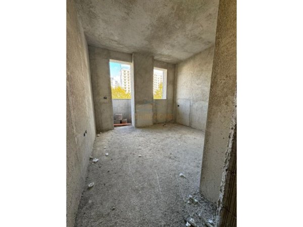 Tirane, shitet apartament 2+1 Kati 1, 159.000 € (Fusha Aviacionit, perballe me shkollen Dhora Leka)