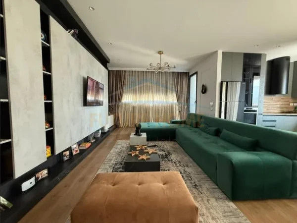 Tirane, shitet apartament 2+1+Ballkon Kati 10, 138 m² 300.000 € (Oxhaku)