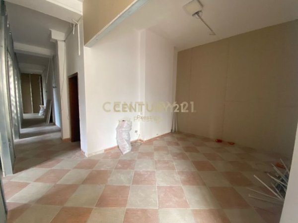 Tirane, jepet me qera ambjent biznesi Kati 1, 300 m² 2.000 € (Prane Ministrise se Jashtme)
