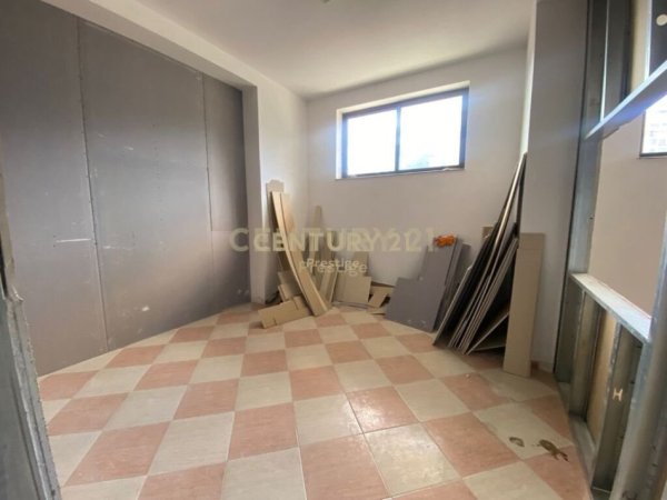 Tirane, jepet me qera ambjent biznesi Kati 1, 300 m² 2.000 € (Prane Ministrise se Jashtme)