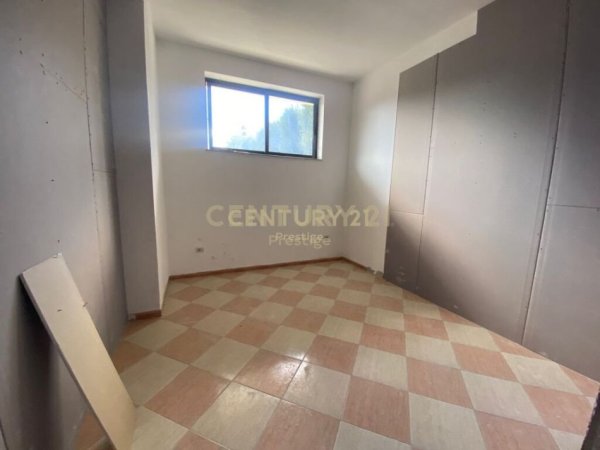 Tirane, jepet me qera ambjent biznesi Kati 1, 300 m² 2.000 € (Prane Ministrise se Jashtme)