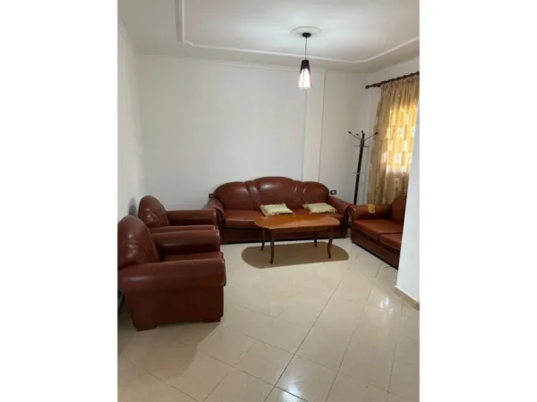 Tirane, jepet me qera apartament 3+1 Kati 0, 1.000 m² 600 € (Casa Italia)