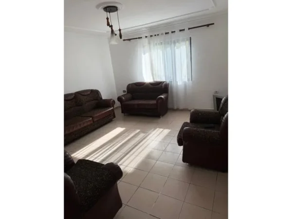 Tirane, jepet me qera apartament 3+1 Kati 0, 1.000 m² 600 € (Casa Italia)