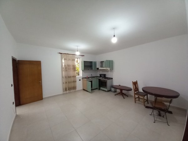 Tirane, jepet me qera shtepi 2+1 Kati 1, 320 €
