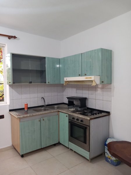 Tirane, jepet me qera shtepi 2+1 Kati 1, 320 €