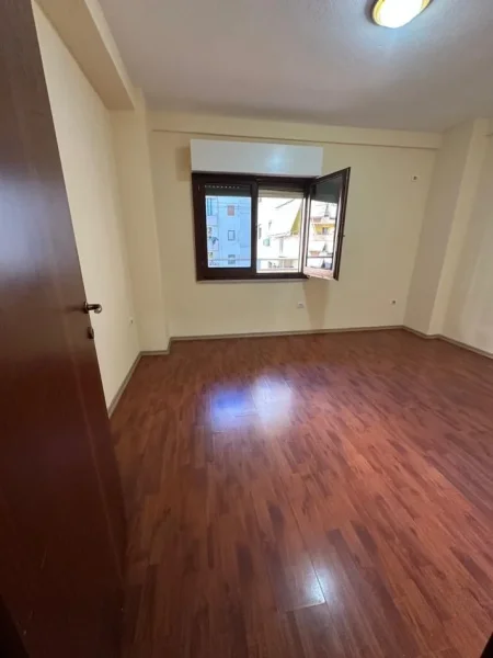 Tirane, jepet me qera apartament 2+1 Kati 4, 120 m² 750 € (KOMUNA PARISIT)