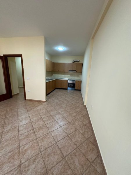 Tirane, jepet me qera apartament 2+1 Kati 4, 120 m² 750 € (KOMUNA PARISIT)
