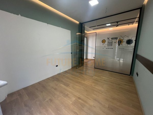 Tirane, jepet me qera ambjent biznesi Kati 0, 260 m² 1.800 € (Liqeni i Thatë, Tiranë)