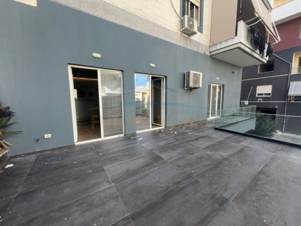 Tirane, jepet me qera ambjent biznesi Kati 0, 260 m² 1.800 € (Liqeni i Thatë, Tiranë)