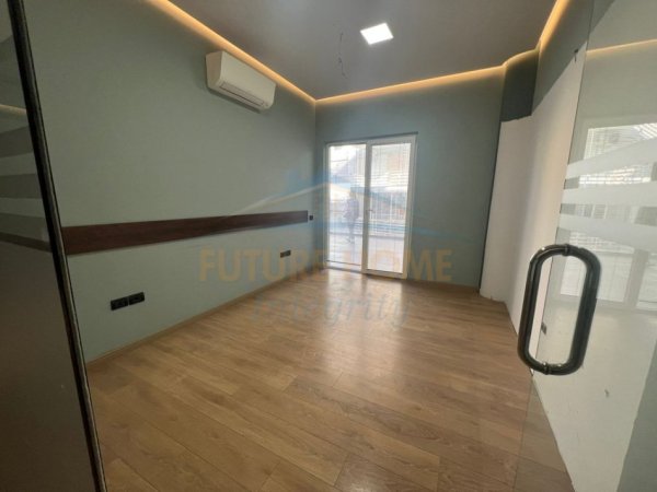 Tirane, jepet me qera ambjent biznesi Kati 0, 260 m² 1.800 € (Liqeni i Thatë, Tiranë)