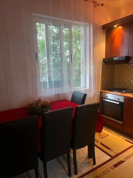 Tirane, jepet me qera apartament 1+1+Ballkon Kati 1, 90 m² 400 € (Laprake)