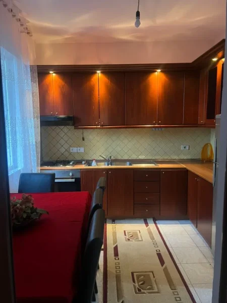 Tirane, jepet me qera apartament 1+1+Ballkon Kati 1, 90 m² 400 € (Laprake)