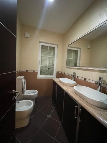 Tirane, shitet Vile 3 Katshe Kati 4, 670 m² 850.000 € (Teg)