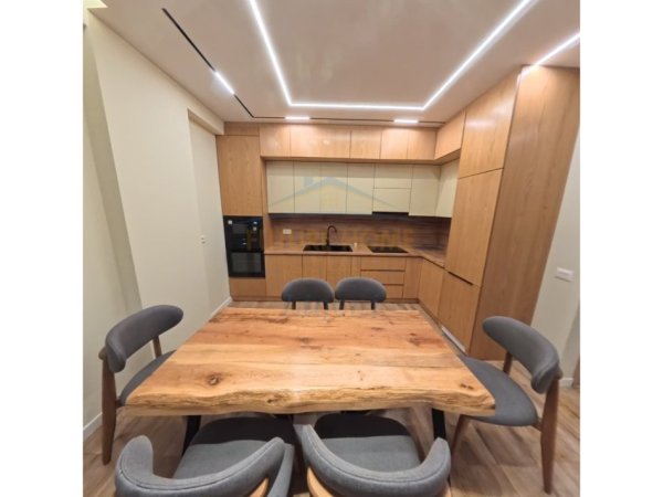 Tirane, jepet me qera apartament 2+1+Ballkon Kati 1, 116 m² 1.500 € (Liqeni i Thate)