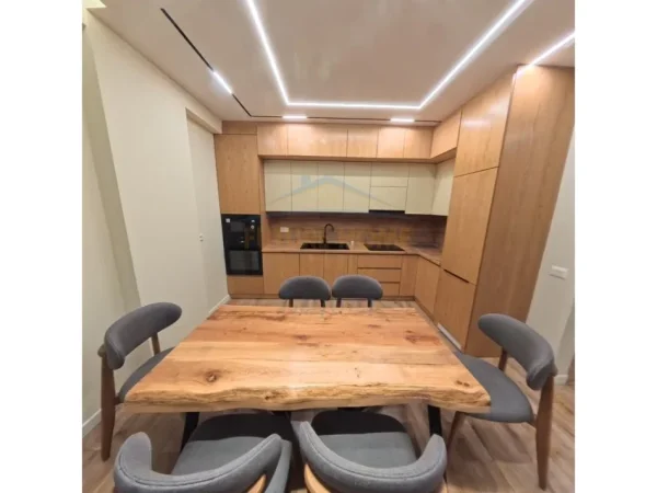 Tirane, jepet me qera apartament 2+1+Ballkon Kati 1, 116 m² 1.500 € (Liqeni i Thate)