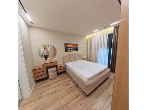 Tirane, jepet me qera apartament 2+1+Ballkon Kati 1, 116 m² 1.500 € (Liqeni i Thate)