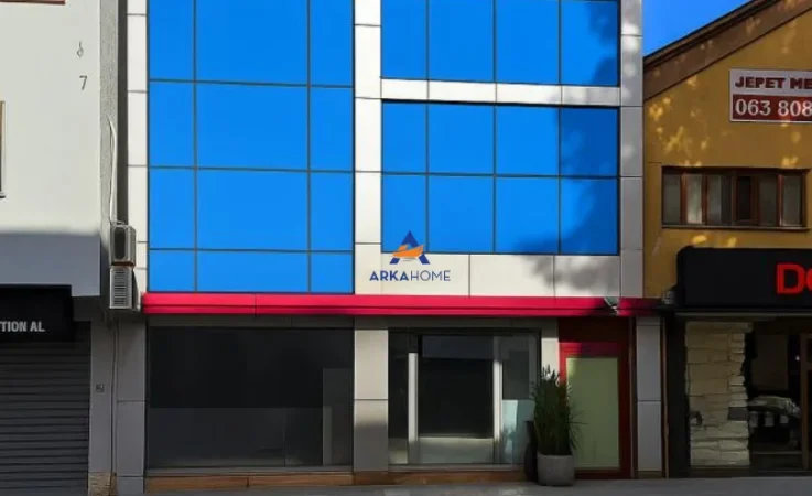 Tirane, jepet me qera ambjent biznesi Kati 3, 290 m² 4200 €