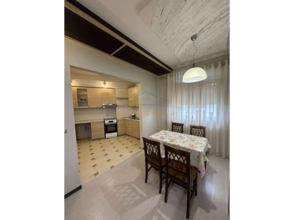 Tirane, jepet me qera apartament 2+1 Kati 3, 116 m² 550 € (Unaza e Re)