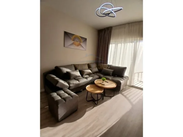 Tirane, jepet me qera apartament 2+1+Ballkon Kati 3, 1.000 € (Zogu i Zi, Prane Rrethrrotullimit)