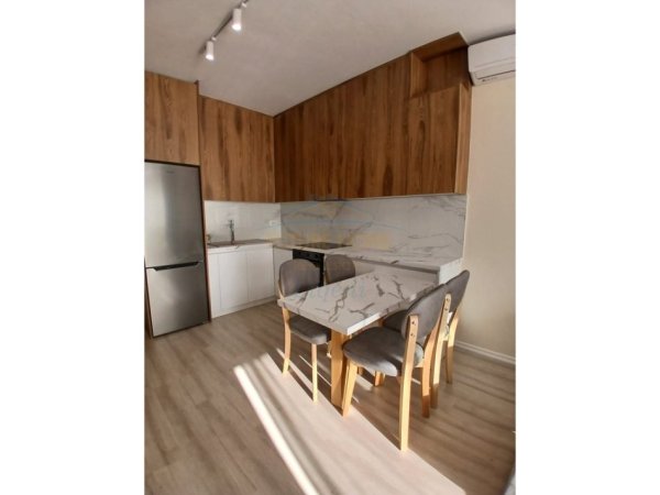 Tirane, jepet me qera apartament 2+1+Ballkon Kati 3, 1.000 € (Zogu i Zi, Prane Rrethrrotullimit)