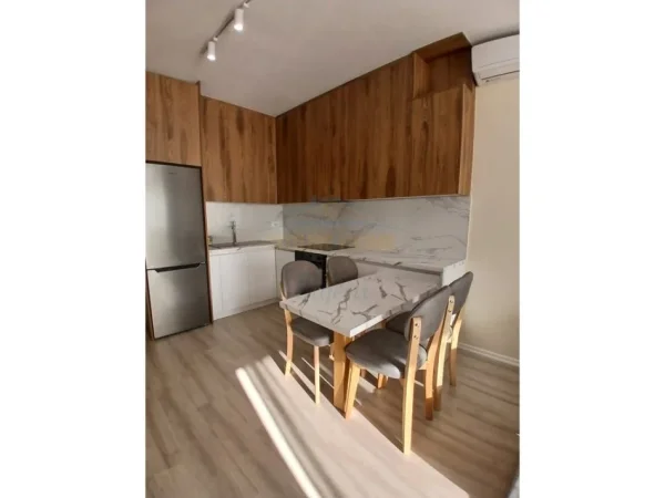 Tirane, jepet me qera apartament 2+1+Ballkon Kati 3, 1.000 € (Zogu i Zi, Prane Rrethrrotullimit)