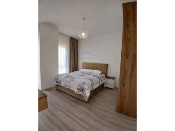 Tirane, jepet me qera apartament 2+1+Ballkon Kati 3, 1.000 € (Zogu i Zi, Prane Rrethrrotullimit)