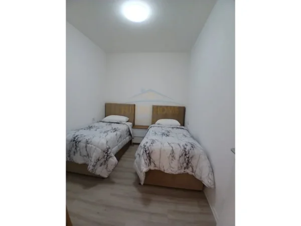 Tirane, jepet me qera apartament 2+1+Ballkon Kati 3, 1.000 € (Zogu i Zi, Prane Rrethrrotullimit)