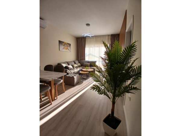 Tirane, shitet apartament 2+1+Ballkon Kati 3, (Zogu i Zi, Prane Rrethrrotullimit)