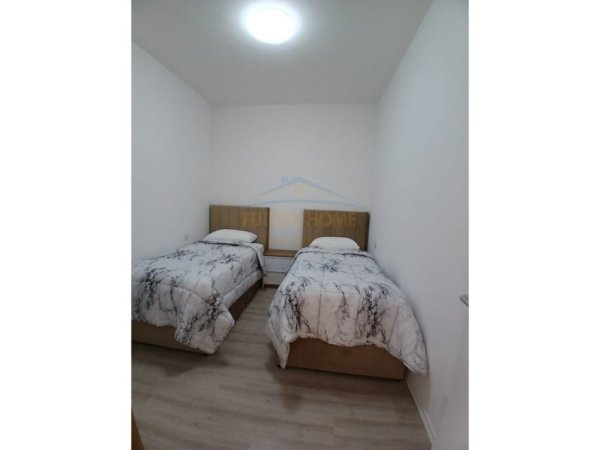 Tirane, shitet apartament 2+1+Ballkon Kati 3, (Zogu i Zi, Prane Rrethrrotullimit)