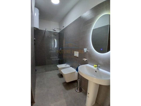 Tirane, shitet apartament 2+1+Ballkon Kati 3, (Zogu i Zi, Prane Rrethrrotullimit)