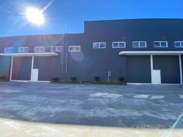 Tirane, jepet me qera magazine Kati 0, 1.900 m² 4.000 € (126705)