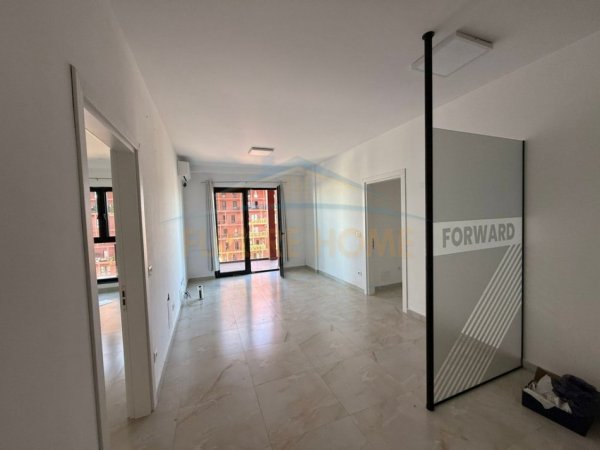 Tirane, jepet me qera ambjent biznesi Kati 11, 110 m² 1.000 € (Garden Building Residence)