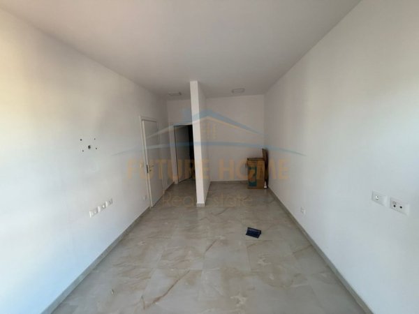 Tirane, jepet me qera ambjent biznesi Kati 11, 110 m² 1.000 € (Garden Building Residence)