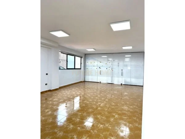 Tirane, jepet me qera ambjent biznesi Kati 0, 70 m² 600 € 