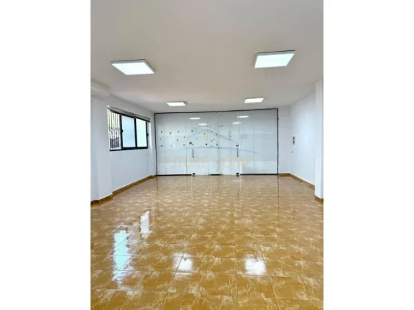 Tirane, jepet me qera ambjent biznesi Kati 0, 70 m² 600 € 