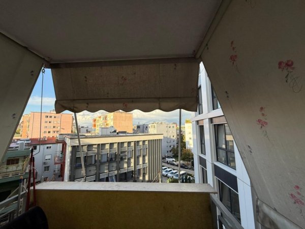 Tirane, jepet me qera apartament 2+1 , 100 m² 700 € (Komuna E Parisit)