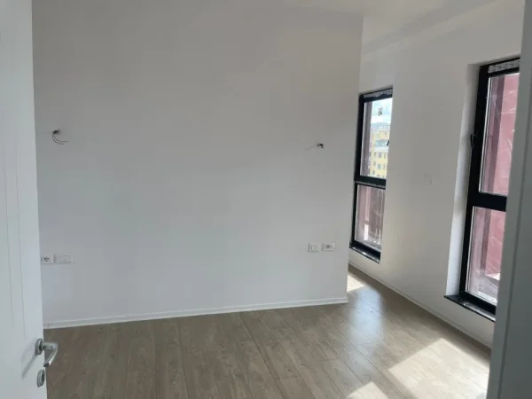 Tirane, jepet me qera zyre Kati 4, 125 m² 850 € (Garden Building)